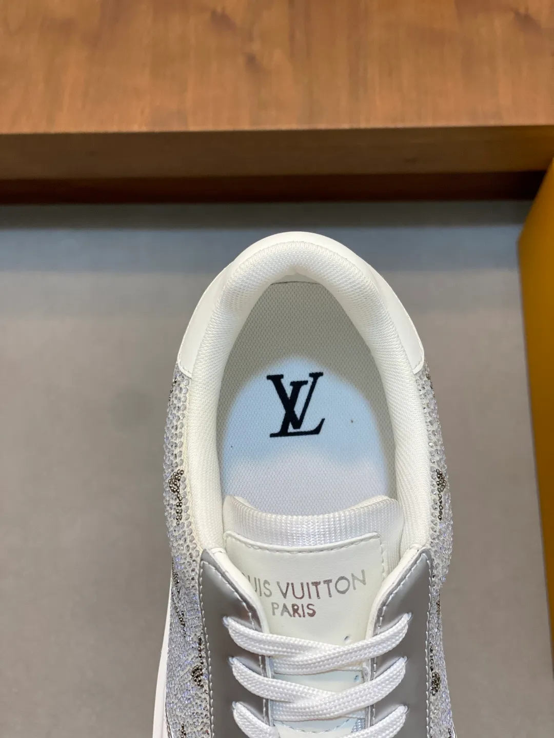 Men's shoes 💰760¥ ••New arrivals•• 2025FW•LV TRAINER hot diamond starry 💎retro sneakers! Lou* V～Made in Wanduan️original and authentic goods! Original imported top-grade anti-velvet cowhide • Hot-stamped imported Czech diamonds 💠 Fabric mesh lining for feet ➕ Original TPU combination sole ~ Lasting technology • Comfortable and durable!  Size: 38-44 (Male 45 46 customized)